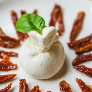Burrata con pomodorini secchi