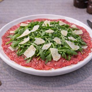 Carpaccio di Manzo Rucola e Scaglie di Grana