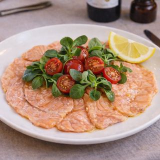 Salmone scottato con Songino e Pomodorini