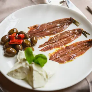 Acciughe Spagnole bufala e olive piccanti