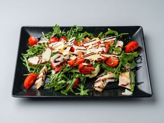 TAGLIATA DI POLLO CON RUCOLA E GRANA