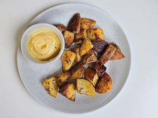 Patate silane alle erbe aromatiche con salsa aioli