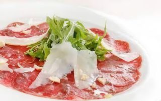 Carpaccio di manzo marinato con sale e spezie con caprini alle nocciole 