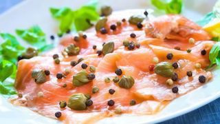 Salmone marinato alla vodka e curcuma con maionese al basilico 