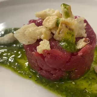 Tartare di Manzo con POP CORN di Grana Padano e Pesto di Basilico