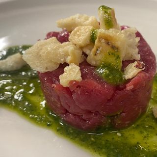 Tartare di Manzo con POP CORN di Grana Padano e Pesto di Basilico
