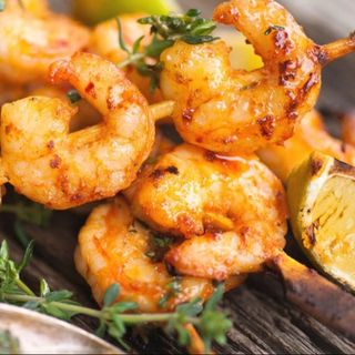 Spiedini di gamberi alla griglia