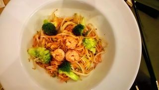Spaghetti di riso saltati con gamberi e verdure