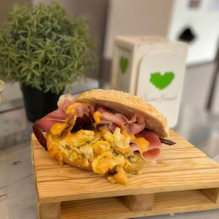 Strapa bagel servito con rucola