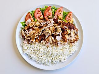 Kebab e riso bianco basmati al piatto