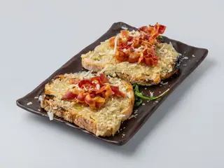 Bruschetta con pancetta, crema carciofi e pecorino 2pz