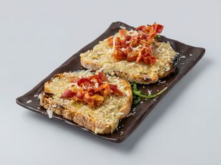 Bruschetta con pancetta, crema carciofi  e pecorino 2pz