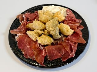Crudo e burrata con zeppoline