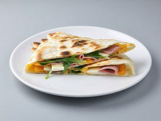 Piadina cotto, fontina, rucola, pomodoro, maionese