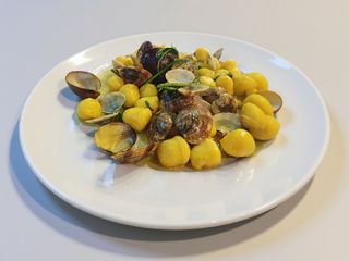 Gnocchi vongole veraci, rughetta, zafferano