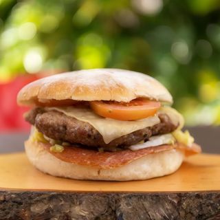 Panino con hamburger di vitello e provola