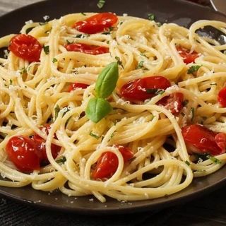 Pasta con aglio, olio e pomodorini .