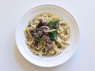 Pasta con ricotta e carciofi.
