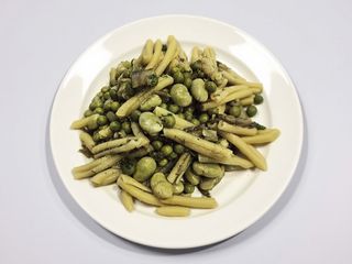 Pasta con fave e piselli. Piatto tipico palermitano.