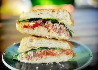 Panino con porchetta artigianale e salame piccante.