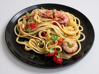 Pasta con gamberone e pomodorino.