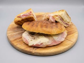 Panino con prosciutto cotto e provola