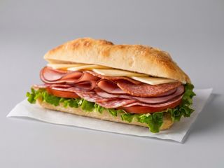 Panino con salame piccante e provola