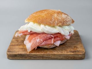 Panino con prosciutto crudo e mozzarella