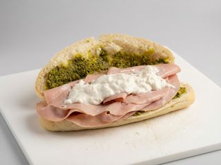 Panino con mortadella al pistacchio e ricotta