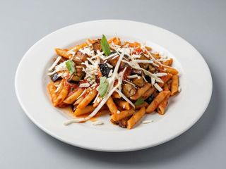 Pasta sugo e melanzane, piatto tipico palermitano.