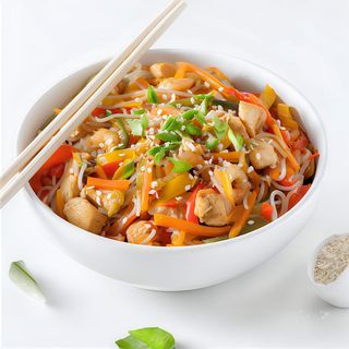 Spaghetti di riso con pollo