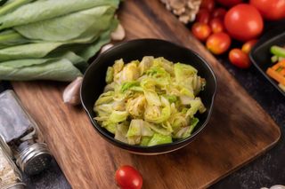 E016 Cavolo cinese saltato con carne piccante