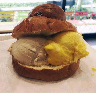 Brioche con 3 palline di gelato