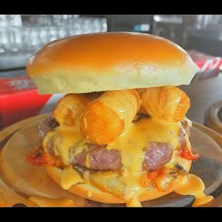 Panino con petto di pollo, cheddar e patatine