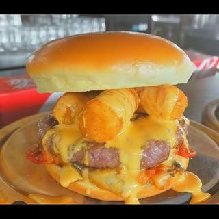 Hamburger con cheddar e porchetta d'ariccia