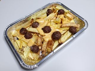 Patatine con polpettine e cheddar
