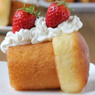 Babà con fragole e panna