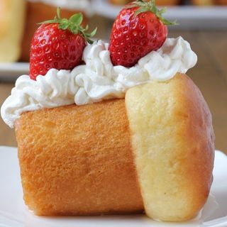 Babà con fragole e panna