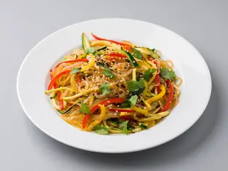 Spaghetti di soia con verdure