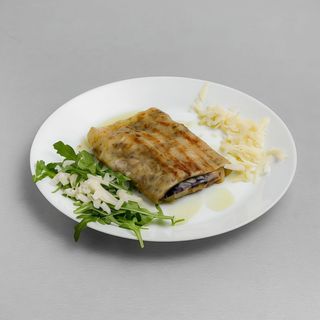 Piadina farcita con tritato di cavallo, radicchio, funghi e formaggio