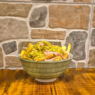 Mortadella, salsa al pesto e granelle di pistacchio