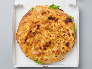 Focaccia con tonno, pomodoro e insalata