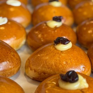 Briosc con crema pistacchio cioccolato crema amarena