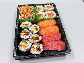 89 Uramaki 8 pezzi, hosomaki avocado 8 pezzi, nigiri 4 pezzi
