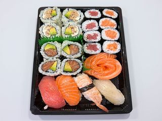 90 Hosomaki 8 pezzi, nigiri 4 pezzi, sashimi 4 pezzi, uramaki 8 pezzi