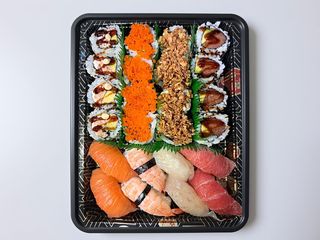 91  Uramaki misto 16 pezzi, nigiri misto 8 pezzi