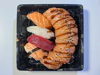 94 Rainbow roll salmone 8 pezzi, nigiri misto 4 pezzi
