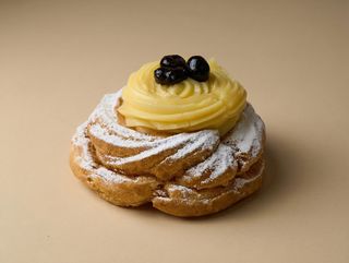 Zeppola fritta con crema e amarene