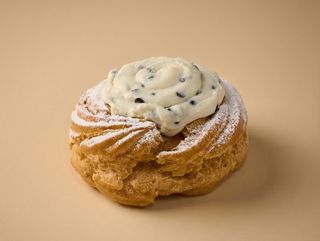 Zeppola fritta con ricotta e gocce di cioccolato