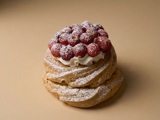 Zeppola al forno con crema chantilly e fragoline